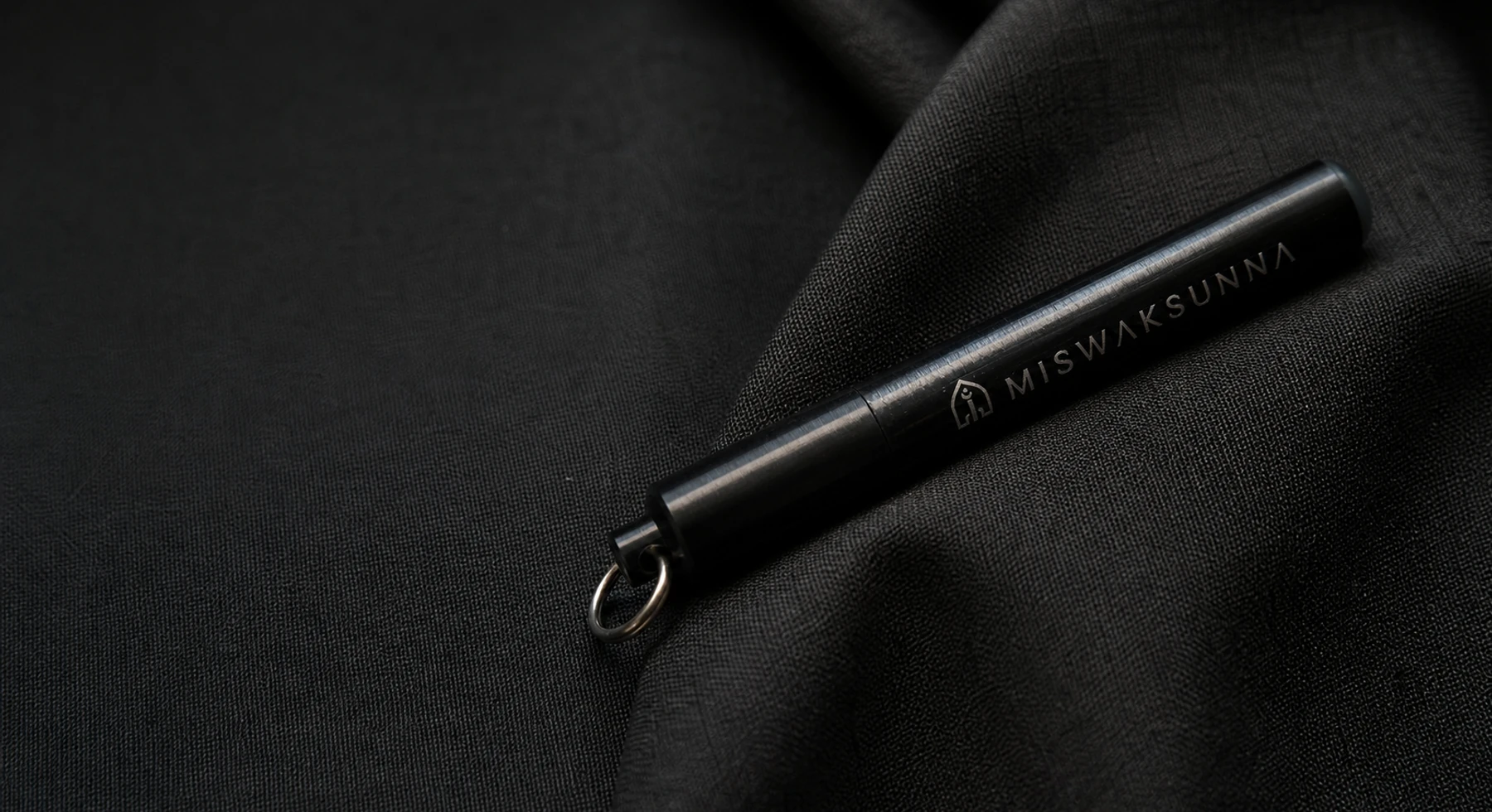 Porte-miswak noir MiswakSunna sur textile sombre
